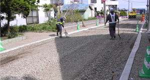 道路でアスファルト舗装工事をしている様子